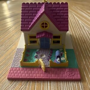 1993 Cozy Cottage Bluebird Polly Pocket compact